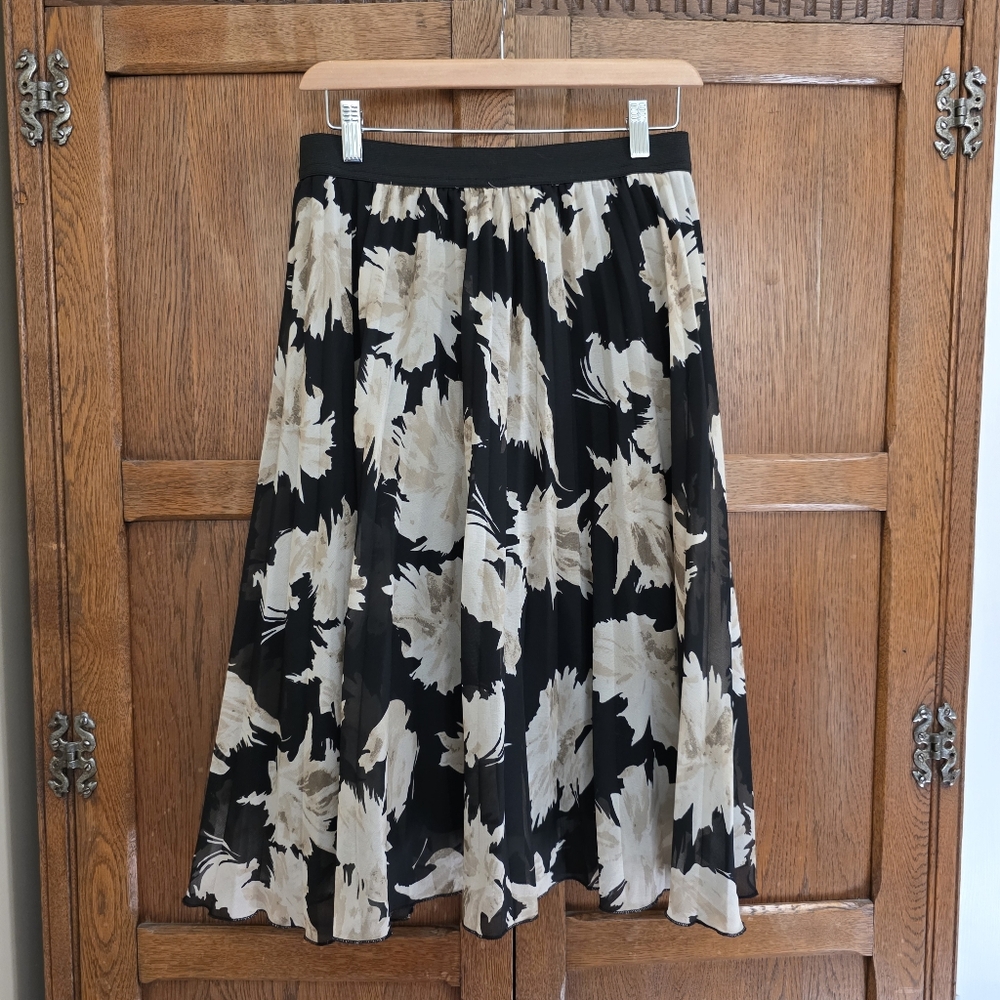 MADISON & MERCER | Black & Cream Pleated Midi Skirt - Medium - Picture 2 of 7